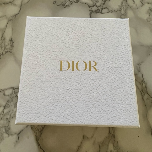 Small Dior box w/ Dior paper, dust bag, ribbon, star & cert. of quality card - Picture 7 of 7
